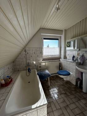 Badezimmer mit Wanne & Dusche - 