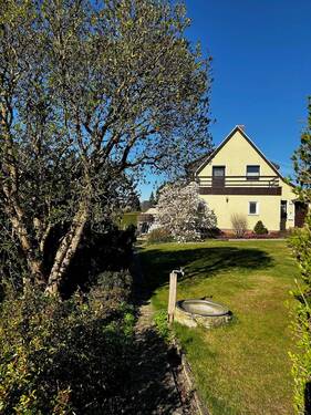 Ansicht mit Garten - 