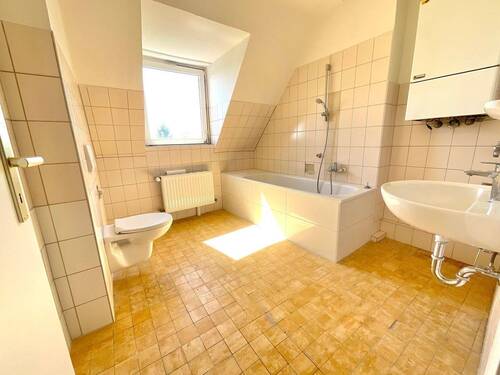 Badezimmer mit Fenster - 