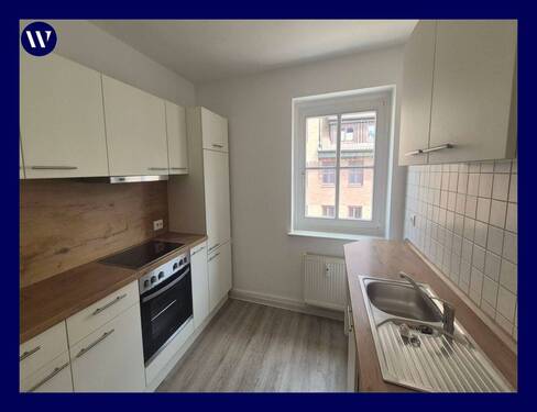 Küche - Zentral & ruhig mit Blick ins Grüne: Helle 2 Zimmer + Einbauküche + Laminat + Bad mit Fenster