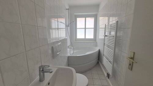 Bad m. Fenster + Wanne - 2 Zimmer Etagenwohnung zur Miete in Rostock