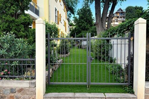 Zufahrt mit Tor - 