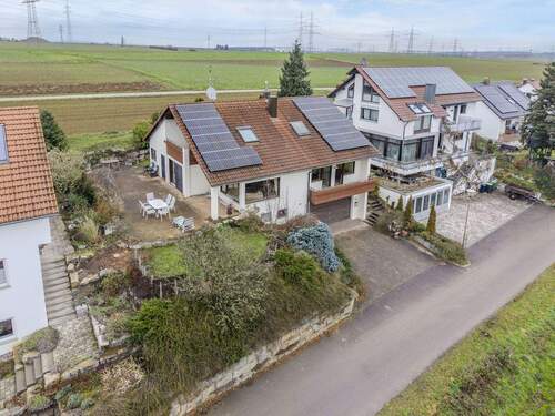 Großzügiges Einfamilienhaus - Freistehend und großzügig: Flexibles Einfamilienhaus am Feldrand mit Doppelgarage