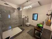 Bad mit Dusche und WC - 