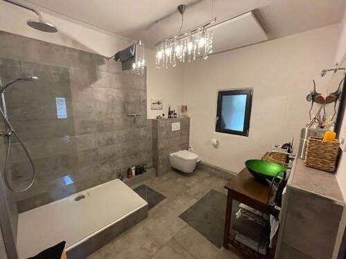 Bad mit Dusche und WC - 