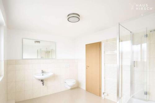 OG Dusch-/Wannenbad mit Handtuchheizkörper - 