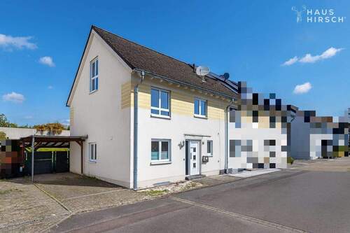 Hausansicht mit Carport - 