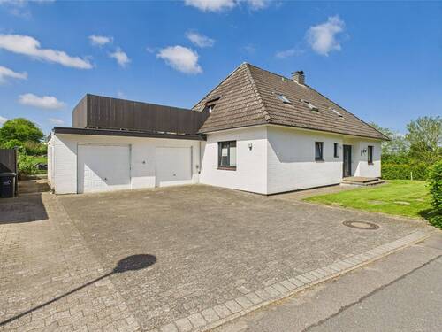 Auffahrt mit Doppelgarage - Einfamilienhaus mit 201,00 m&sup2; in Munkbrarup zum Kaufen
