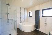 ... mit Wanne und Dusche - 
