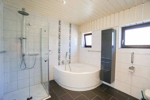 ... mit Wanne und Dusche - 