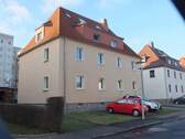 Straßenseite - 1 ZKB + Balkon in Zwickau-Auerbach, Dachgeschoss-Wohnung mit EBK