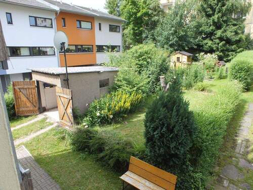Blick aus Wohnung in d. Garten - 1 Zimmer Etagenwohnung zur Miete in Zwickau