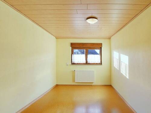 Helles Arbeitszimmer oder Stauraum - 