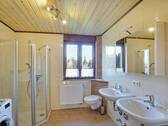 Tageslichtbad mit Doppelwaschbecken und Eckdusche - 
