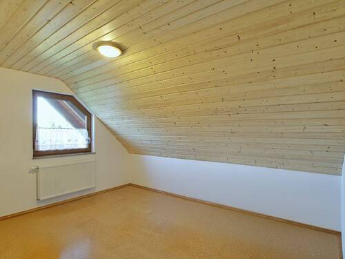 Gemütliches Arbeitszimmer oder Stauraum - 