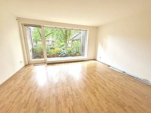 Wohnzimmer mit Balkon - 3 Zimmer Etagenwohnung zum Kaufen in Hamburg