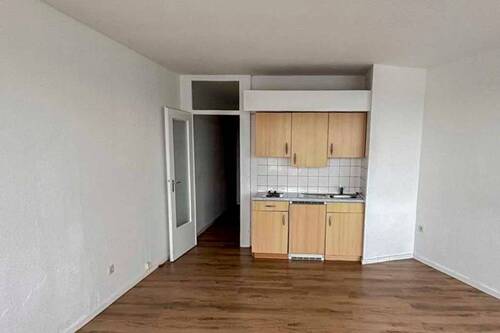 Wohnraum mit Blick auf die Küchenzeile - 1 Zimmer Etagenwohnung in Schleswig