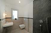 Gästebad mit Dusche - 