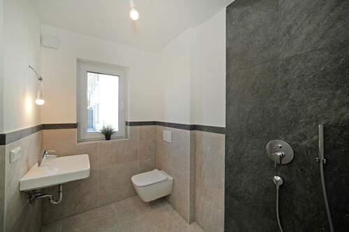 Gästebad mit Dusche - 