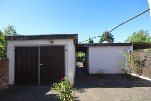 Garage und Nebengebäude - 
