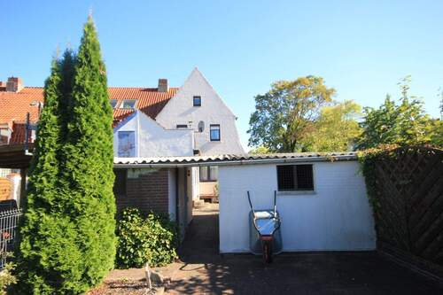 Gartenansicht Garage und Nebengebäude - 