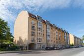 Vorderansicht mit Zufahrt Tiefgarage - 2 Zimmer Etagenwohnung zum Kaufen in Dresden