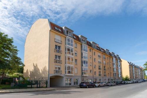 Vorderansicht mit Zufahrt Tiefgarage - 2 Zimmer Etagenwohnung zum Kaufen in Dresden