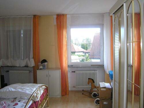 Schlafzimmer Obergeschoss mit Zugang zum Balkon - 
