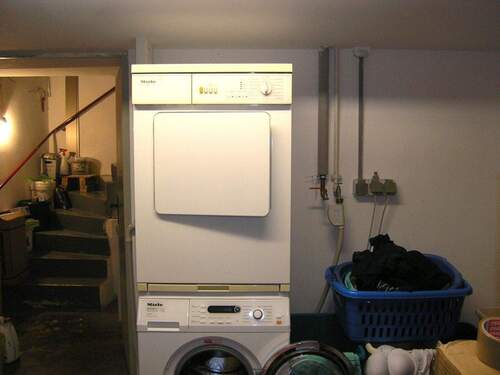 Wasch- und Anschlraum Keller mit Außentreppe - 