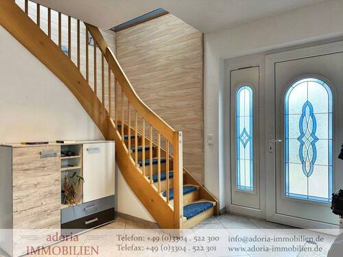 Flur Eingangsbereich Treppe - Einfamilienhaus mit 123,10 m&sup2; in Oberkrämer / Schwante zum Kaufen