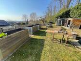 Garten vor dem Gartenhaus mit Hochbeeten und einem Lagerschuppen! - 