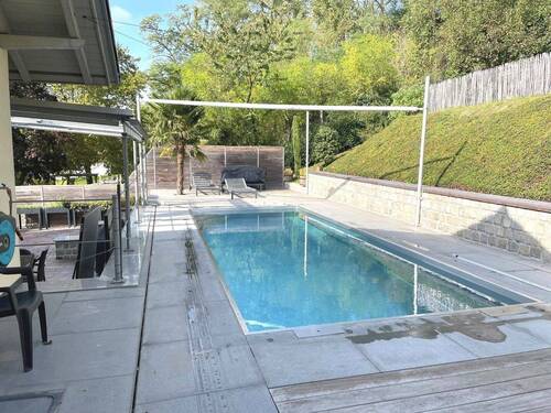 ...und kühlen Sie sich an warmen Sommertagen im großen Swimmingpool ab! - 