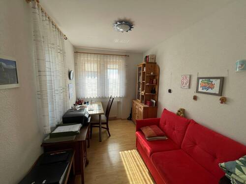 Helles Kinderzimmer oder Büro im Erdgeschoss! - 