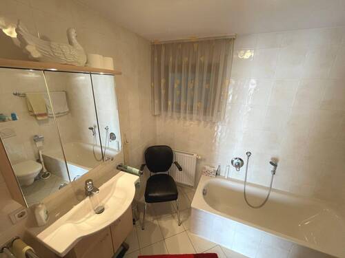 Großes Badezimmer mit Badewanne, Waschbecken... - 