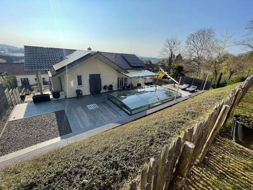 Blick vom Gartenhaus auf den Pool und das Haus! - 