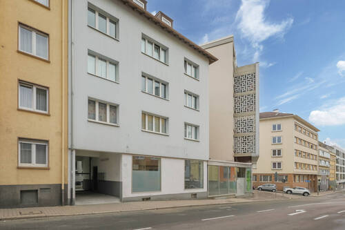 Seitenansicht und Ein-/Ausfahrt Innenhof - Halle zur Miete in Pforzheim / Brötzingen