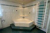 1. Badezimmer 4 Ansicht Badewanne - 