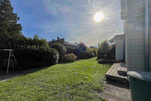 Blick in den Garten - Einfamilienhaus in Burghausen zum Kaufen