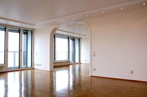 WOHNZIMMER - SKYLINE-FEELING: EXKLUSIVE 3-ZIMMER-WOHNUNG MIT SPEKTAKULÄRER AUSSICHT