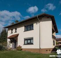 BERK Immobilien - Freistehendes Einfamilienhaus mit zwei Wohneinheiten und Garten im Herzen von Haibach
