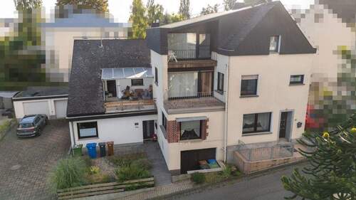 Ansicht von vorrne - Zwei Häuser unter einem Dach - großzügiges Wohnhaus mit vermietetem Anbau, Garten, Doppelgarage