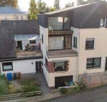 Zwei Häuser unter einem Dach - großzügiges Wohnhaus mit vermietetem Anbau, Garten, Doppelgarage - Neuwied / Feldkirchen