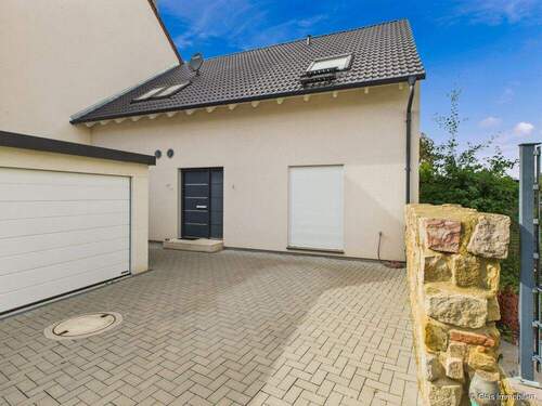 Blich von Einfahrt Richtung Hauseingang - Einfamilienhaus mit 148,00 m&sup2; in Rödersheim-Gronau zum Kaufen