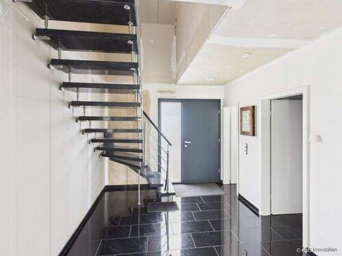 Blick vom Wohnzimmer in Richtung Eingangstür - 