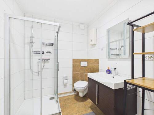 Badezimmer mit Dusche - 2 Zimmer Etagenwohnung zur Miete in Hamm