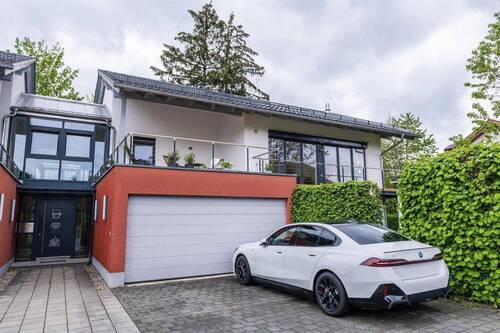 Aussenansicht mit Garage - 