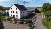 Bild 1 - Gepflegtes Einfamilienhaus mit Hobbywerkstatt in Jucken