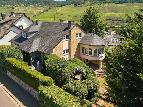 Großzügiges Familienhaus - Großzügiges Familienhaus mit ELW, Wintergarten und Doppelgrundstück - Fantastischer Stadtblick