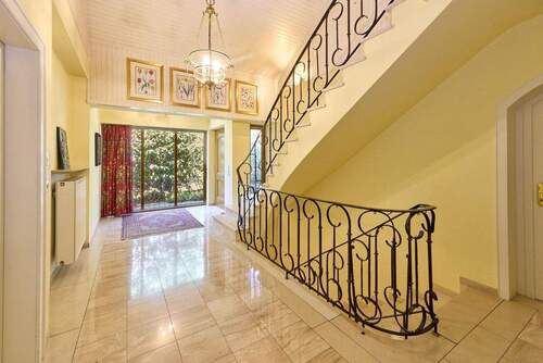 Treppenhaus mit Luftraum - Einfamilienhaus mit 316,00 m&sup2; in Bernkastel-Kues zum Kaufen