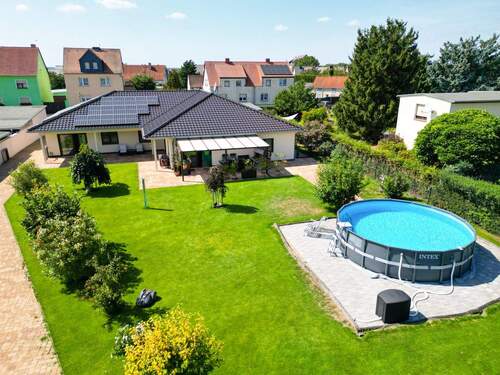 Gepflegt und Grün - 8 Zimmer Mehrfamilienhaus, Wohnhaus zum Kaufen in Löbnitz